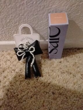 Puffy Black Bow With White Pearls Keychain And Saie Glowy Super Gel
